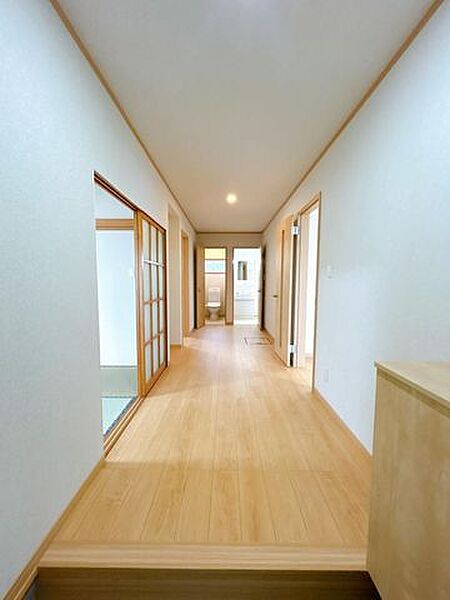 【リフォーム済】廊下の写真です。フローリング張り、壁天井クロス仕上げ、照明新品交換等を行いました。