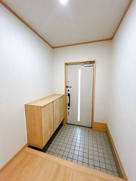 【リフォーム済】玄関ホールです。シューズボックス新品交換、照明新品交換、フロア張替え、壁天井クロス仕上げ等行いました。