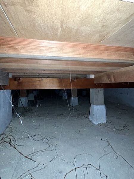 中古住宅の3大リスクである、雨漏り、主要構造部分の欠陥や腐食、給排水管の漏水や故障を2年間保証します。その前提で床下まで確認の上でリフォームし、シロアリの被害調査と防除工事もおこないます。