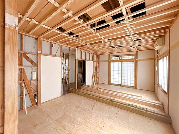 【リフォーム中】続き間和室をLDKにリフォームします。フローリング張り、壁天井クロス仕上げ、照明新品交換等を行います。