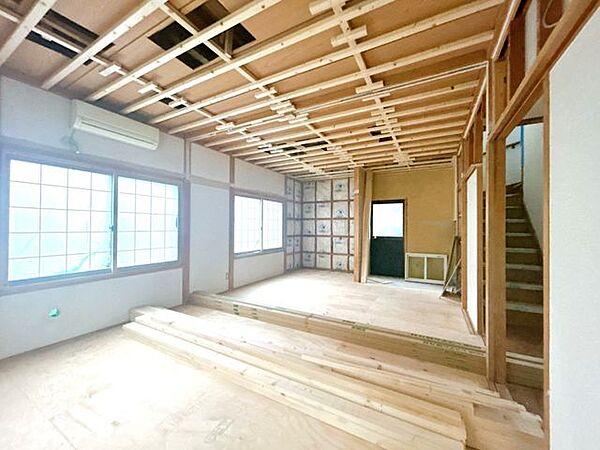 【リフォーム中】続き間和室をLDKにリフォームします。フローリング張り、壁天井クロス仕上げ、照明新品交換等を行います。