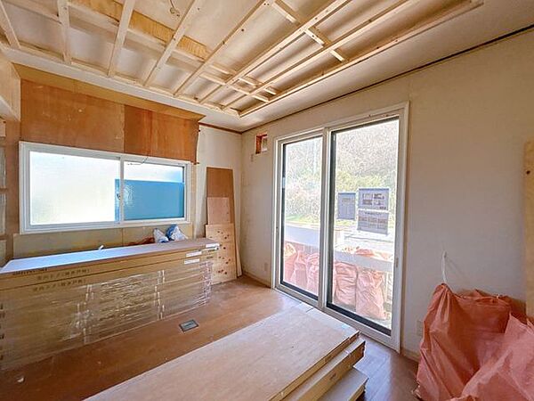 【リフォーム中】1階6帖洋室にリフォームするお部屋です。壁天井クロス仕上げ、照明新品交換等を行います。