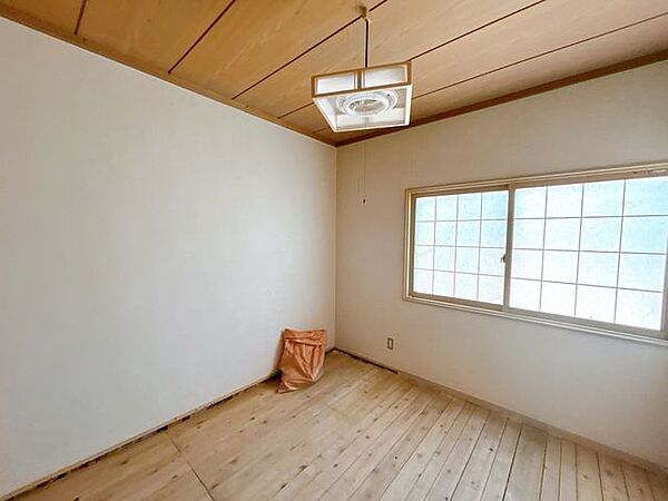 【リフォーム中】2階約5帖洋室にリフォームします。ローリング張り、壁天井クロス仕上げ、照明新品交換等を行います。