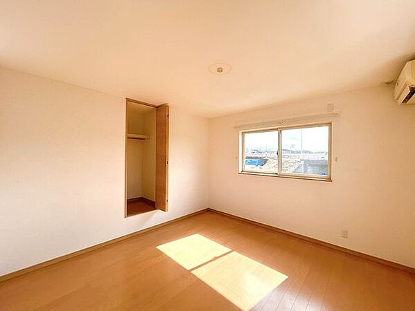 【現況販売】2階南側約8帖洋室の写真です。