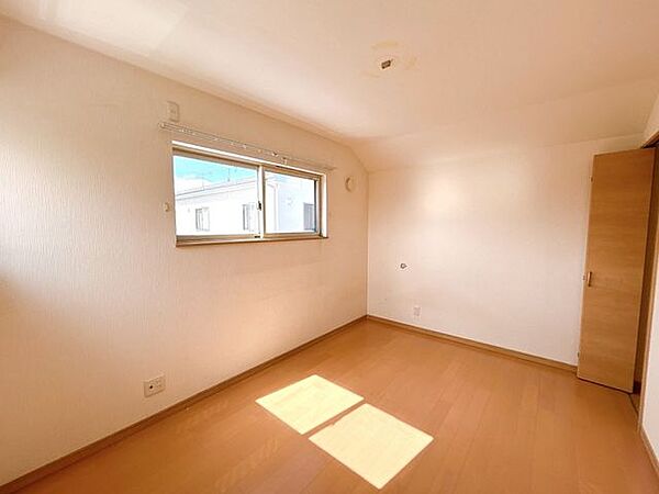 【現況販売】2階西側約6帖洋室の写真です。