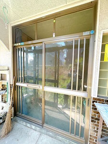 【リフォーム前】玄関ドアは新品に交換します。