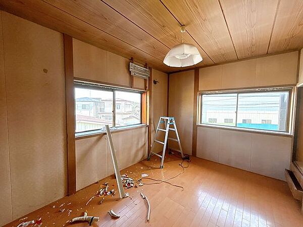 【リフォーム中】2階北東側6帖洋室の別角度です。フローリング張り、壁天井クロス仕上げ、照明新品交換等を行います。