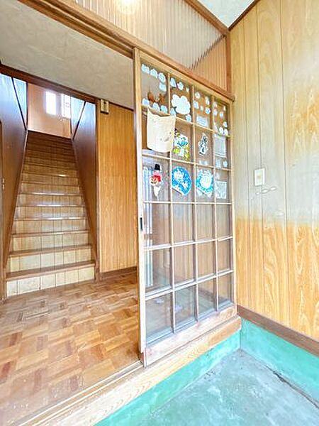玄関別角度写真です。仕切りは撤去し、フローリングで仕上げます。
