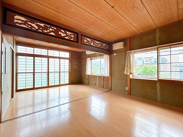 【リフォーム前】約13.75帖リビングになる予定のお部屋の別角度です。フローリング張り、壁天井クロス仕上げ、照明新品交換等を行います。