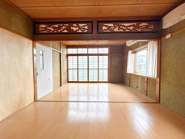 【リフォーム前】約13.75帖リビングになる予定のお部屋の別角度です。フローリング張り、壁天井クロス仕上げ、照明新品交換等を行います。