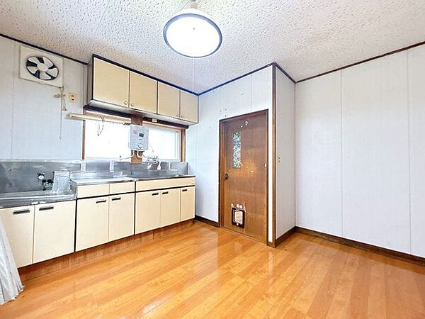 【リフォーム前】1階約6帖洋室になる予定のお部屋です。フローリング張り、壁天井クロス仕上げ、照明新品交換、クローゼット新設等を行います。
