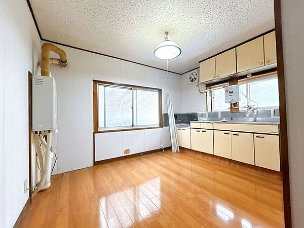 【リフォーム前】1階約6帖洋室になる予定のお部屋の別角度です。フローリング張り、壁天井クロス仕上げ、照明新品交換、クローゼット新設等を行います。