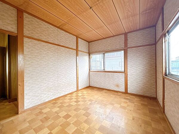 【リフォーム前】2階約5帖洋室にリフォームする予定のお部屋です。フローリング張り、壁天井クロス仕上げ、照明新品交換、クローゼット新設等を行います。