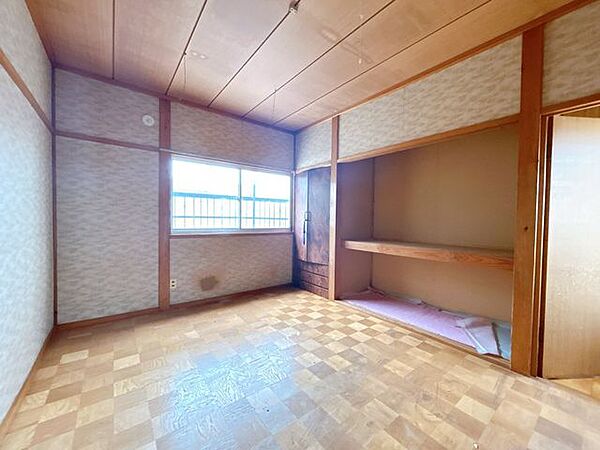 【リフォーム前】2階約6.5帖洋室になる予定のお部屋の別アングルです。フローリング張り、壁天井クロス仕上げ、照明新品交換、クローゼット新設等を行います。