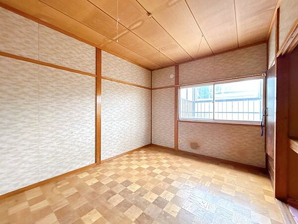 【リフォーム前】2階約6.5帖洋室になる予定のお部屋です。フローリング張り、壁天井クロス仕上げ、照明新品交換、クローゼット新設等を行います。