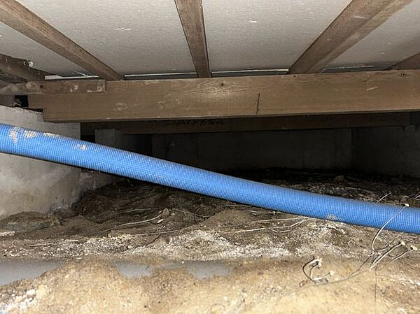 中古住宅の3大リスクである、雨漏り、主要構造部分の欠陥や腐食、給排水管の漏水や故障を2年間保証します。その前提で床下まで確認の上で、シロアリの被害調査と防除工事もおこないます。