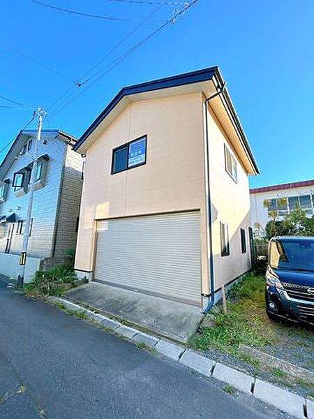 【期間限定現況販売】二階建ての車庫の写真です。シャッター内は車庫、二階は倉庫としてご利用いただけます。