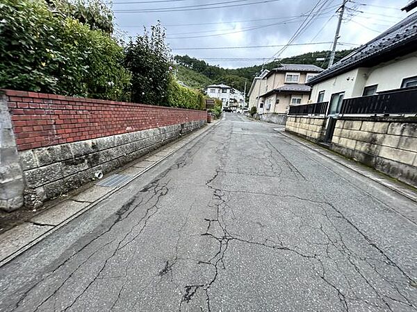 【前面道路】前面道路は幅員約6m。 1400m