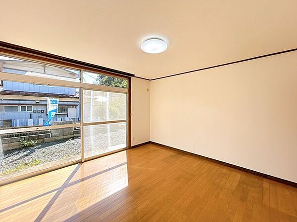 1階8帖洋室です。クロス張替え、照明交換を行いました。