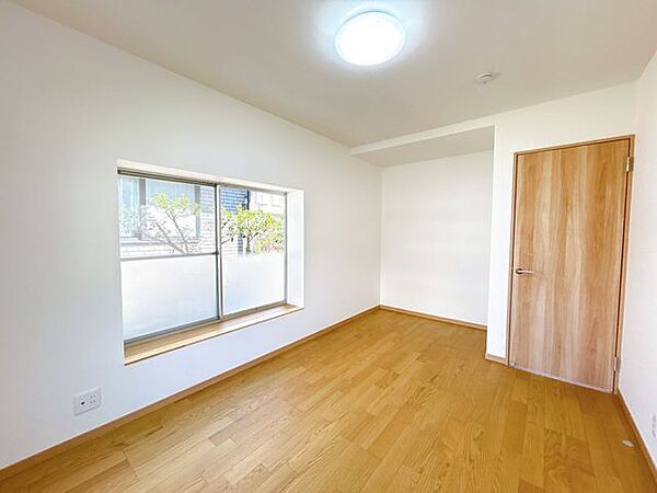 1階6帖洋室です。和室から洋室へとリフォームしました。