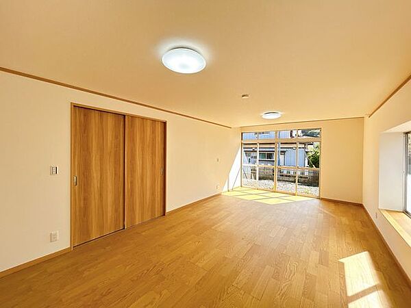 1階南西側洋室です。もともとの和室二間をつなげて1部屋にリフォームしました。