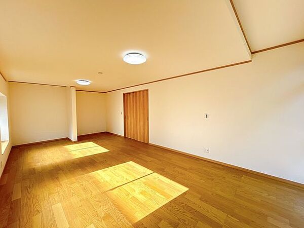 1階南西側洋室の別角度からの写真です。十分な広さで第2のリビングとしてもご使用できます。