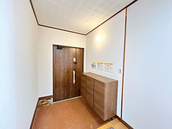 玄関です。ドア交換、シューズボックス交換、クロス張替え、照明交換を行いました。