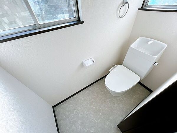 【リフォーム済】トイレは新品に交換しました。クッションフロアは張替えを行い、照明の交換とクロスの張替えを行いました。