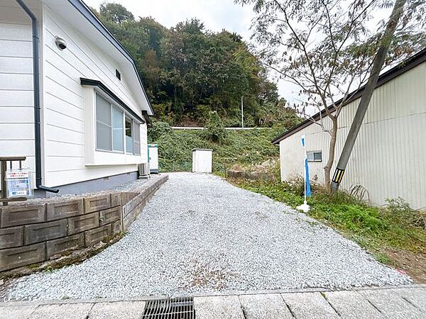 【リフォーム済】駐車スペースの写真です。ゆったり2台駐車可能です。