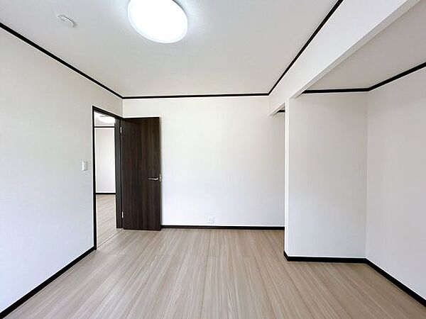 【リフォーム済】6帖の洋室の写真です。クロス張替えと照明の交換、フロアの張替えを行いました。寝室におすすめです。