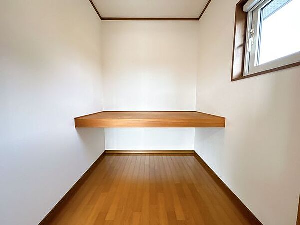【リフォーム済】2階西側洋室につながるWICです。クロス交換を行いました。奥行もありますので季節の家電などの収納も可能な広さです。