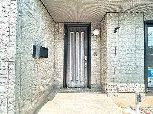 【リフォーム中】玄関の建付調整と鍵交換予定です。さらに玄関脇にはモニター付きドアホンを設置予定です。