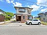 駐車場：駐車場は2台まで車を駐車可能です。