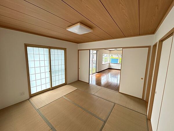 【リフォーム済】和室は畳の表替えとクロス交換を行いました。リビングとの続き間になっているんのでLDKの一部としてもお使いいただけます。