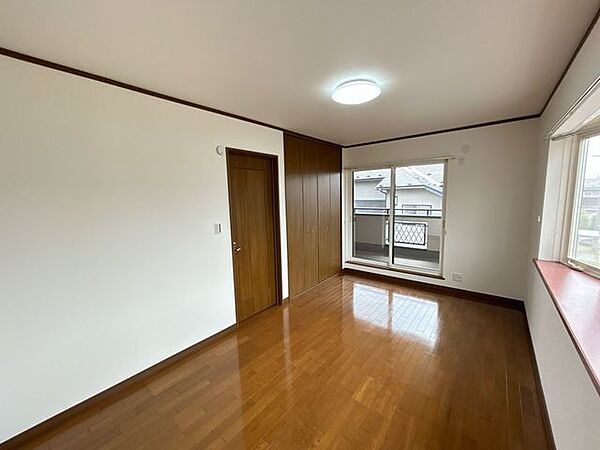 【リフォーム済】2階西側洋室です。クロスの貼替を行いました。日当たりも良好です。