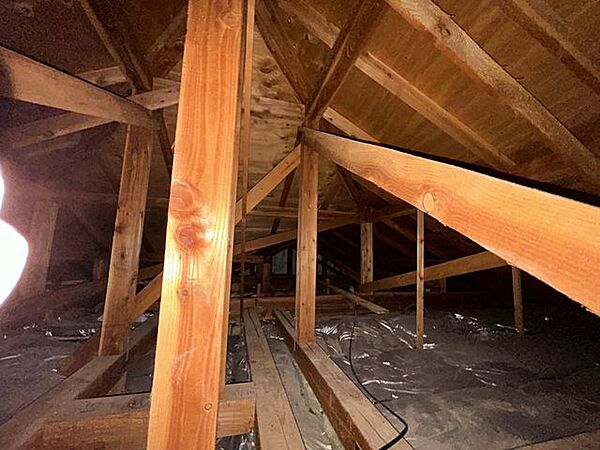 屋根裏の写真です。現状雨漏りも見受けられず断熱材もきれいに敷かれている状態です。