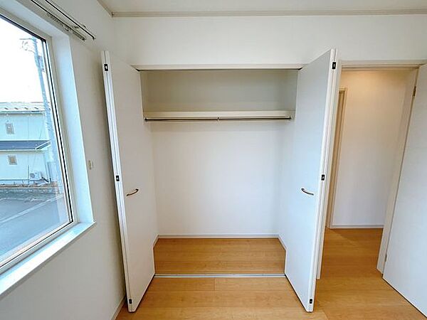 2階5.25帖洋室の収納を撮影しました。