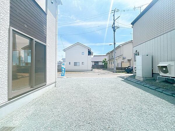 駐車場は普通車6台以上駐車可能です。