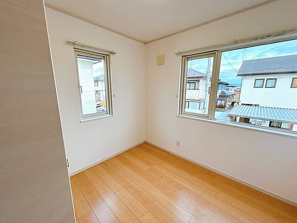 2階4.5帖洋室の写真です。クロスの張替えと照明交換を行いました。