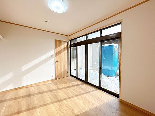 【リフォーム済】南西側洋室5.3帖の別アングルの写真です。南向きでとても明るいお部屋ですね。