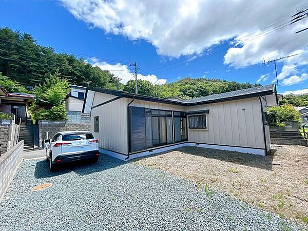 【リフォーム済】駐車場と家裏手の写真です。庭スペースもあるので家庭菜園やBBQなどにも使用できおすすめです。