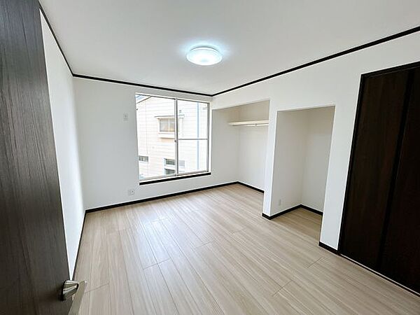 【リフォーム済】2階西側6帖洋室です。