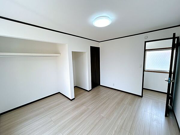 【リフォーム済】2階西側6帖洋室です。別アングルからの写真になります。