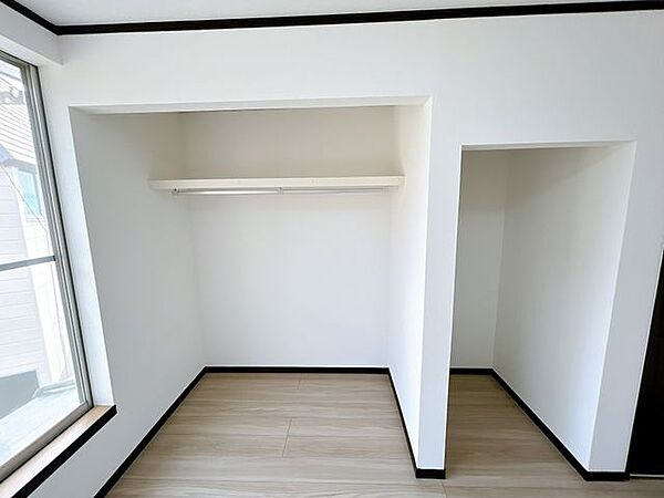 【リフォーム済】2階西側6帖洋室の収納です。