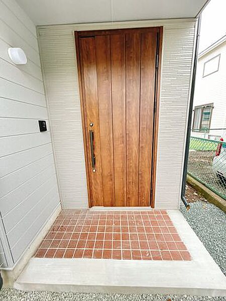 【リフォーム済】玄関は新品に交換しました。住宅の顔となる部分なので、しっかりとリフォームしました。