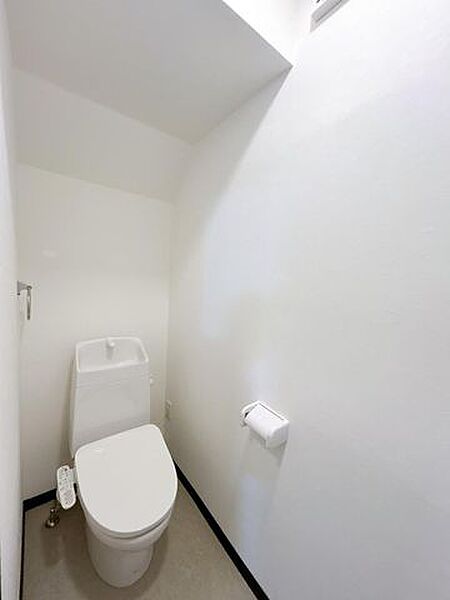 【リフォーム済】トイレは温水洗浄機能付きに新品交換しました。キズや汚れが付きにくい加工が施してあるのでお手入れが簡単です。直接肌に触れるトイレは新品が嬉しいですよね。