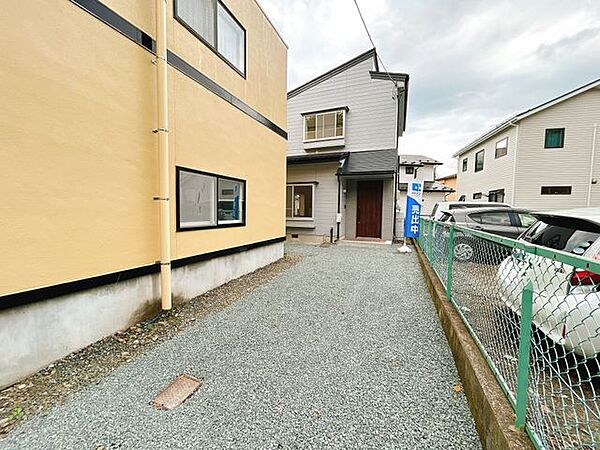 駐車場は縦列2台駐車可能です。