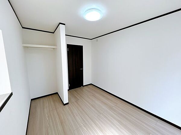 【リフォーム済】1階約5帖洋室です。クローゼット付きで収納も考慮されています。