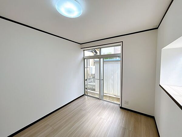 【リフォーム済】1階約5帖洋室別アングルです。1階LDK以外にもう一部屋あると便利ですね。