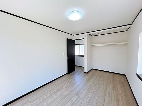【リフォーム済】2階東側6帖洋室です。南側と東側の2面採光のお部屋です。